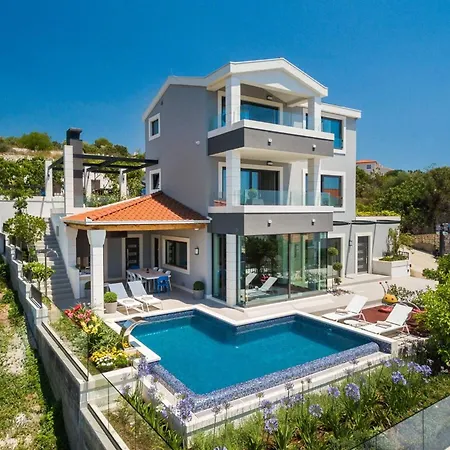 Villa Luxury Seafront Blue Heaven Ciovo With Pool